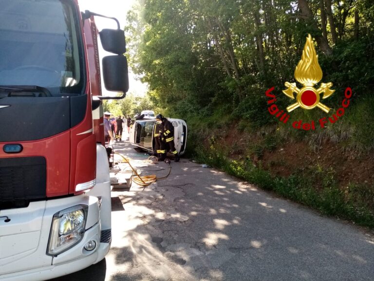 S. Angelo dei Lombardi, auto fuoristrada: ferite due ragazze