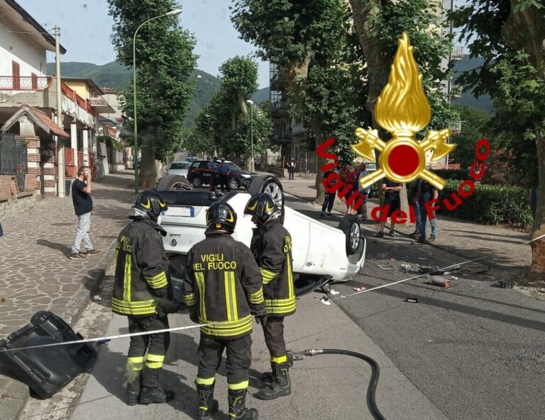 Urta un platano e si ribalta con l’auto, giovane in ospedale