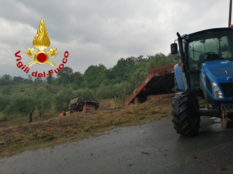 Si ribalta e resta schiacciato dal trattore, muore 47enne: tragedia a Tufo