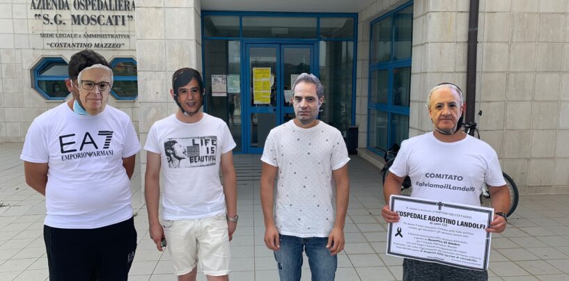 Mascherati da politici davanti all’ospedale di Avellino: la protesta del comitato “A difesa del Landolfi”/VIDEO