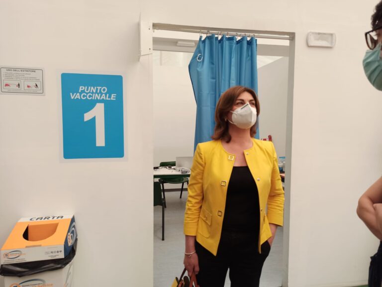 VIDEO/ Dopo mezzanotte si smonta, da domani la campagna vaccinale si trasferisce al PalaDelMauro