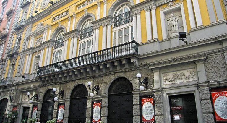 Giovane aspirante attrice si suicida nel Teatro Bellini di Napoli