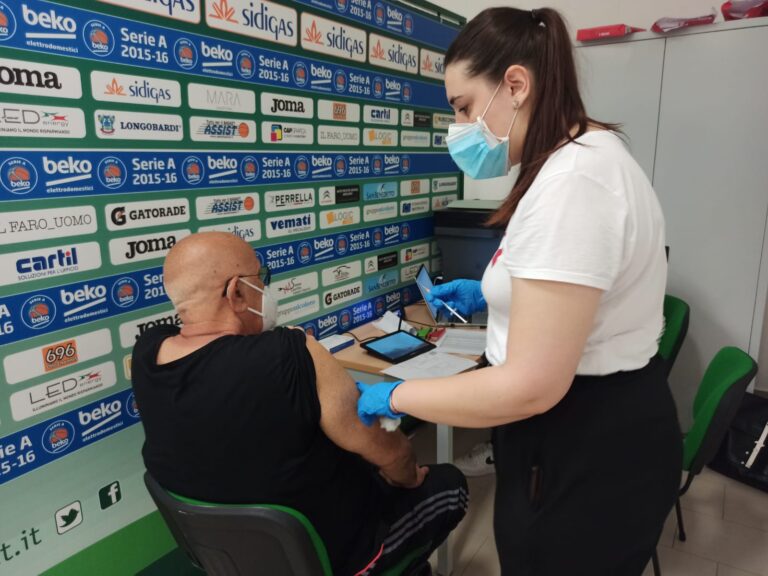 FOTO E VIDEO / Centro vaccinale, spazi più angusti al Palasport. Ma di necessità virtù. Il sindaco: “Campo Coni hub d’eccellenza in Campania”