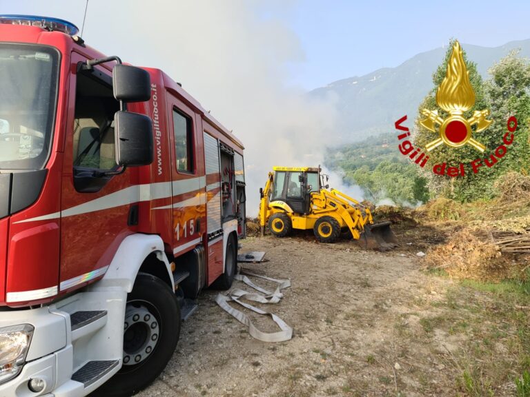 VIDEO / Summonte, incendio di rami e fogliame: intervengono due mezzi dei Vigili del Fuoco