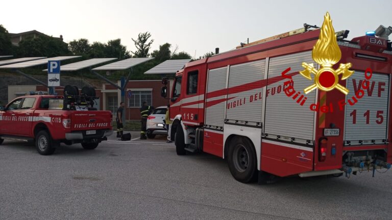 Bimbo di soli sei mesi rimane intrappolato in auto sull’A16: salvato dai caschi rossi