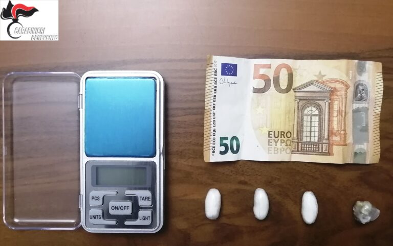 Beccato in auto con 5 grammi di eroina suddivisa in dosi: arrestato giovane pusher