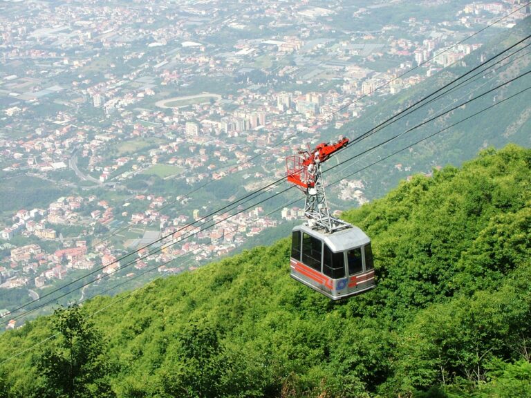 Black out elettrico, si ferma funivia del Faito: in 17 sospesi in aria per un’ora
