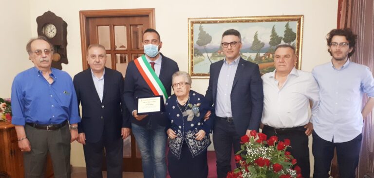 Santa Paolina, i 100 anni di nonna Olga. Il sindaco: “Prima volta nella nostra comunità”