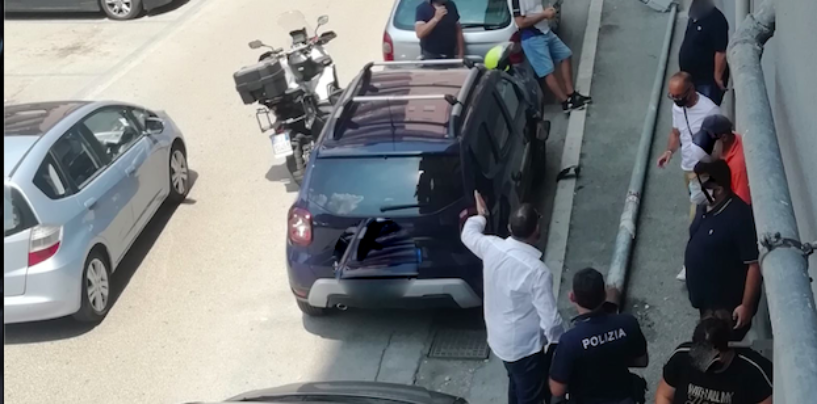 FOTO/ Via Degli Imbimbo, palo della luce cade e danneggia due auto