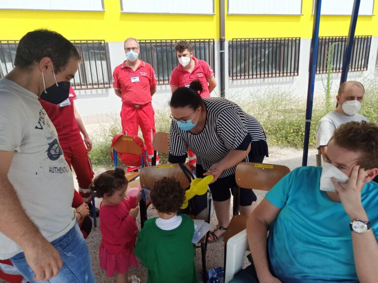 FOTO E VIDEO / Giochi per bambini, acqua, cibo, settimana enigmistica e vaccini: la mattinata degli “sfollati della bomba” a via Morelli e Silvati