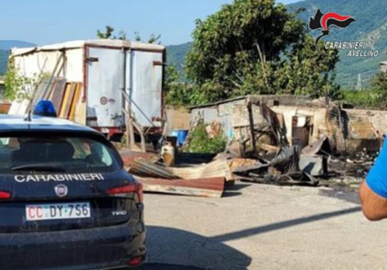 Il fuoco distrugge un deposito a Montoro: indagini dei Carabinieri