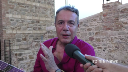 Federico Salvatore, show a Cairano: “La mia infanzia trascorsa a Bagnoli Irpino e quei bagni al lago Laceno”/VIDEO