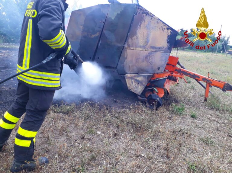 Fontanarosa, prende fuoco un mezzo agricolo: intervengono i caschi rossi