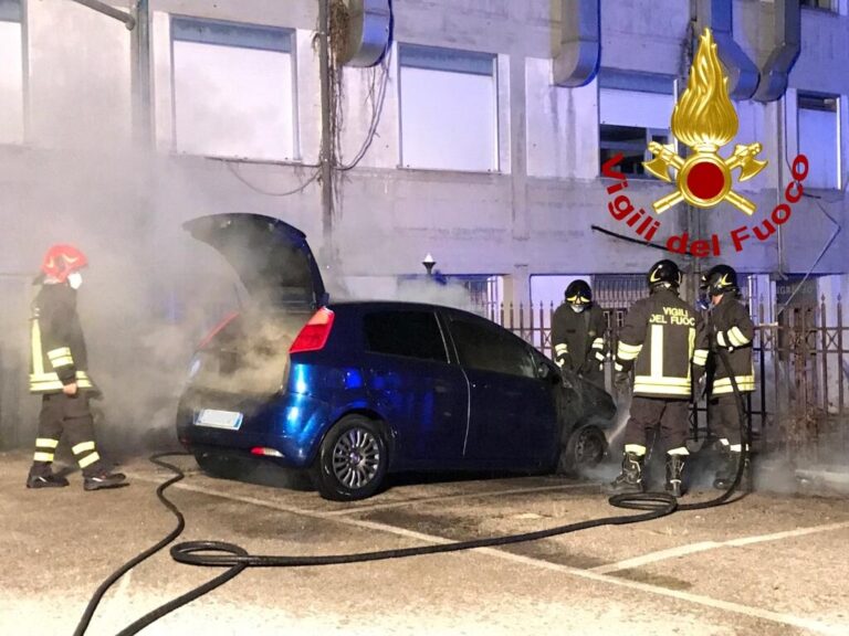 FOTO / Due auto in fiamme a Monteforte Irpino: l’intervento dei vigili del fuoco
