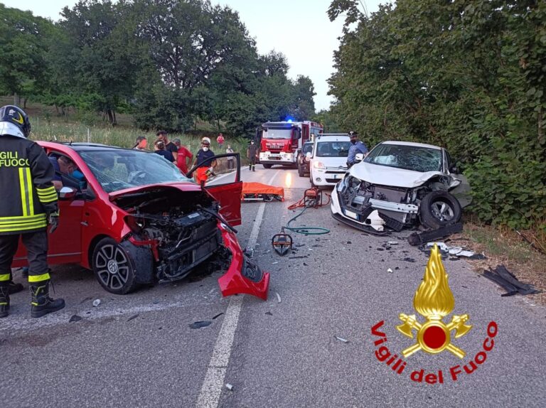 Violento impatto tra auto sulla SP 57: i due conducenti trasportati in ospedale