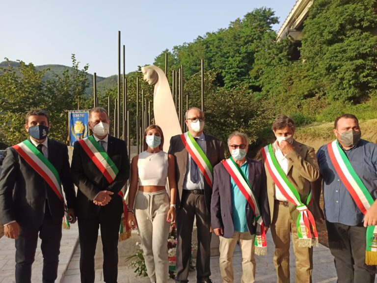 FOTO E VIDEO / Acqualonga, oltre il ricordo. Finalmente un luogo dove pregare per le 40 vittime. E non dimenticare. “Troppe volte sottovalutata la sicurezza dei cittadini”