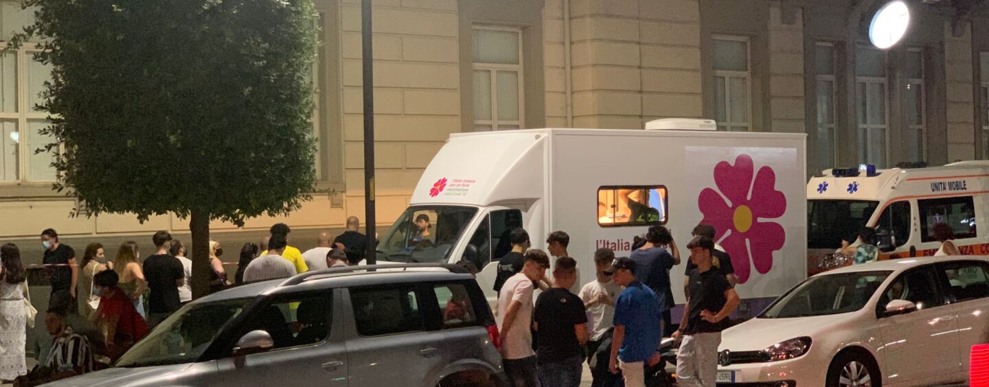 “Ci riprendiamo le vite di prima”. Per una sera meglio il vaccino della birra. Camper della Movida, boom di iniezioni