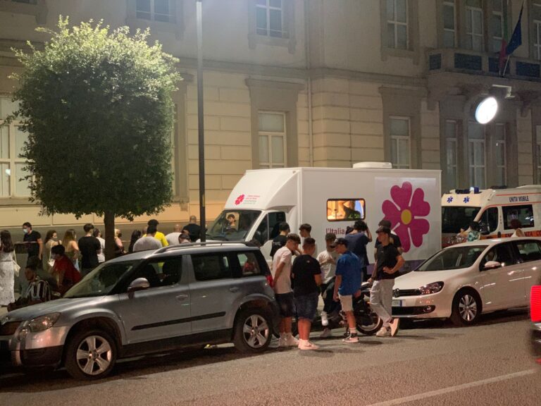 “Ci riprendiamo le vite di prima”. Per una sera meglio il vaccino della birra. Camper della Movida, boom di iniezioni