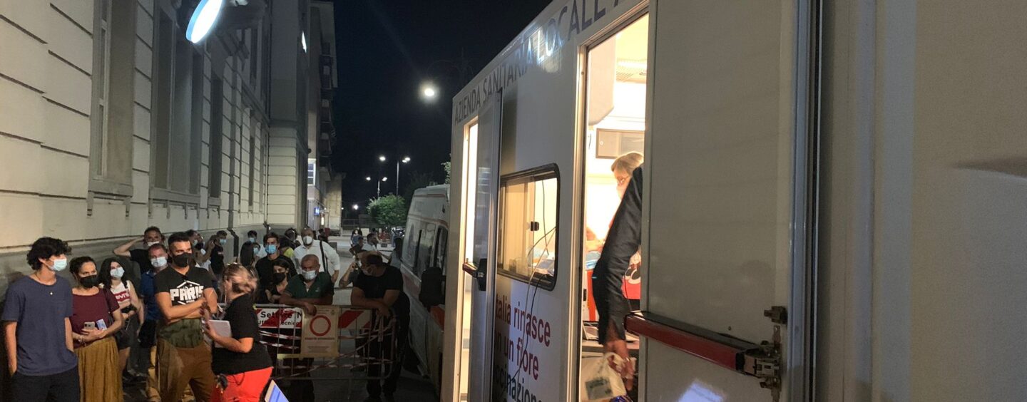 Il vaccino del sabato sera: dopo il successo di ieri, il camper dell’Asl torna a via De Conciliis