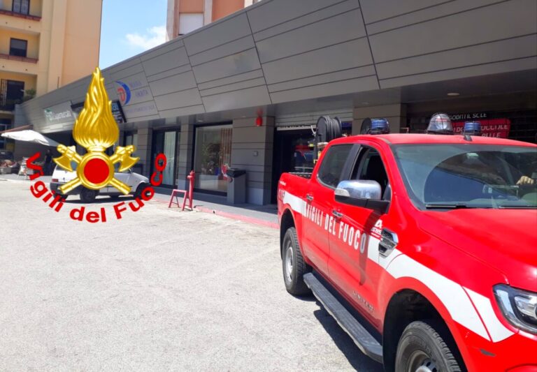 Torrette di Mercogliano, uomo bloccato nella stanza Bancomat: tempestivo l’intervento dei Vigili del Fuoco