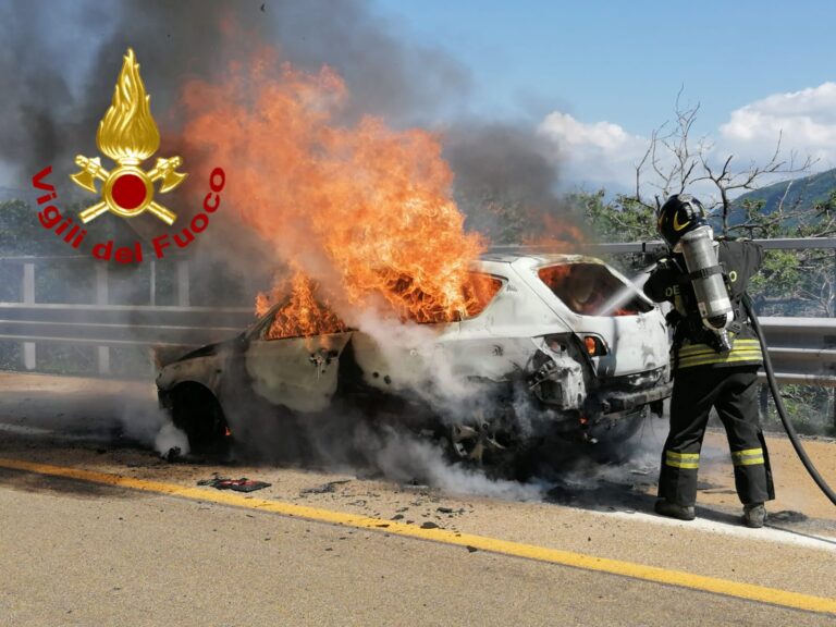Paura sull’A16, va a fuoco un’ autovettura: salve le 4 persone a bordo