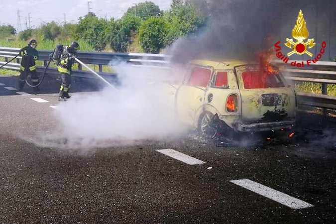 A16 Napoli – Canosa, auto in fiamme: illeso il conducente