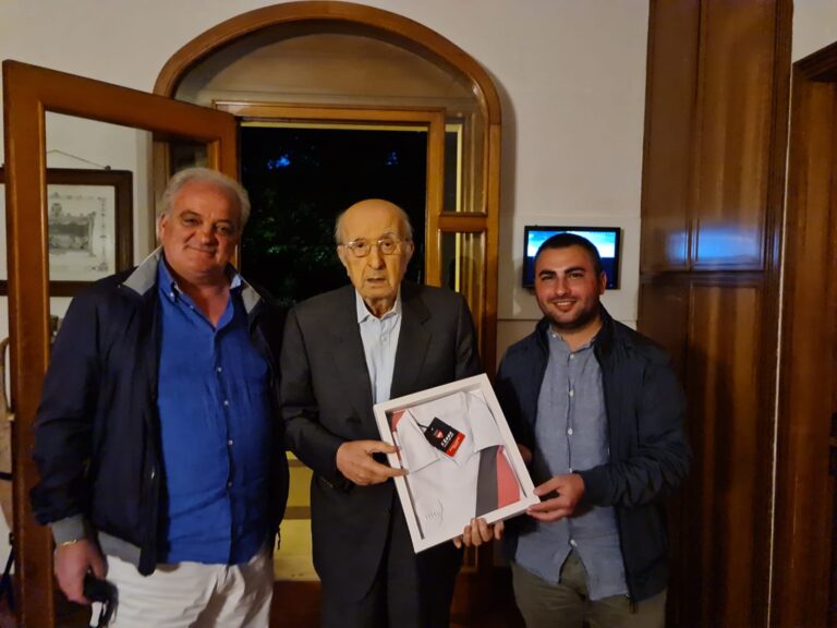 Sorrento calcio in ritiro a Nusco. Ecco la maglia per il sindaco De Mita