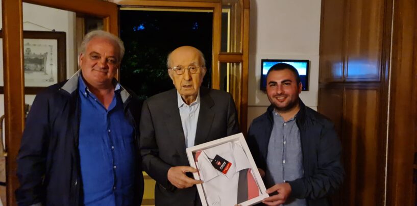 Sorrento calcio in ritiro a Nusco. Ecco la maglia per il sindaco De Mita