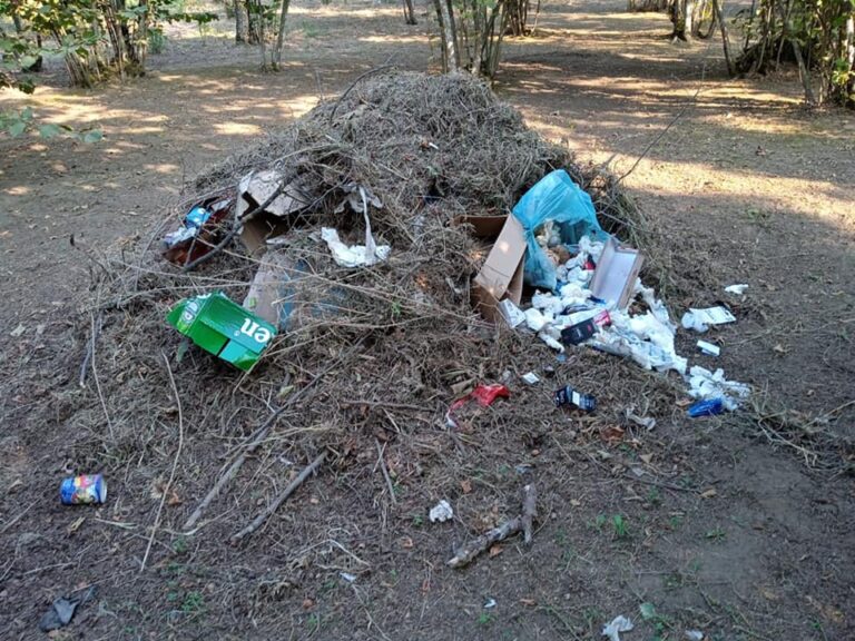 Incendio rifiuti plastica prata denuncia foto del gruppo fb Salviamo la Valle del Sabato