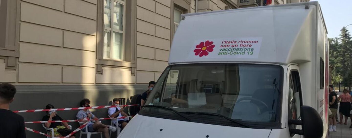 Vaccini, i camper dell’Asl vanno a scuola: al “Mancini” di Avellino e al “De Gruttola” di Ariano
