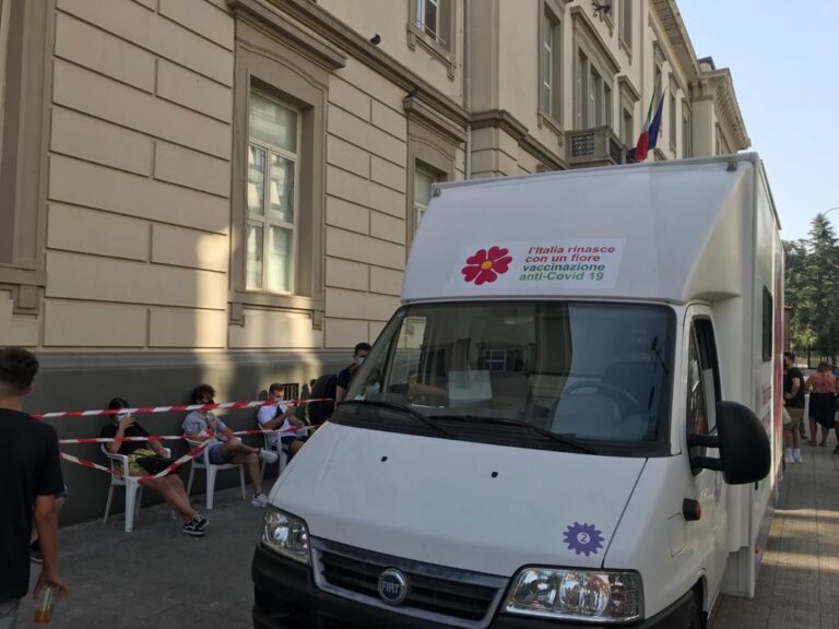 VIDEO/ Il vaccino tra la movida funziona: il camper della salute torna a via De Conciliis