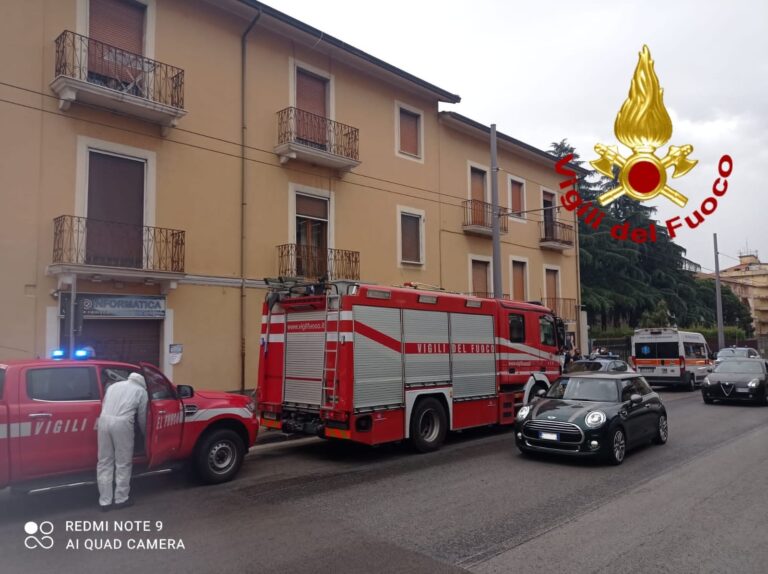 Via Colombo, i Vigili del Fuoco soccorrono un 52enne al secondo piano del suo palazzo