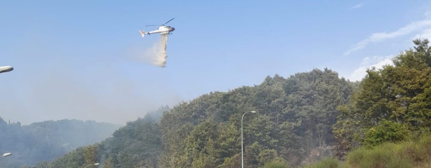 Incendi, il forte vento alimenta le fiamme in Irpinia: a Castelfranci arriva l’elicottero