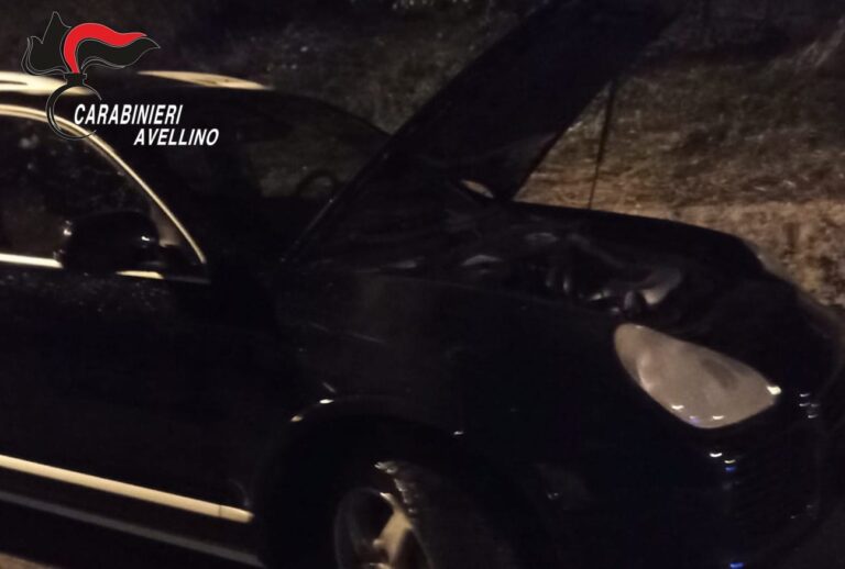 Pratola Serra, incendiata una Porsche in una via pubblica
