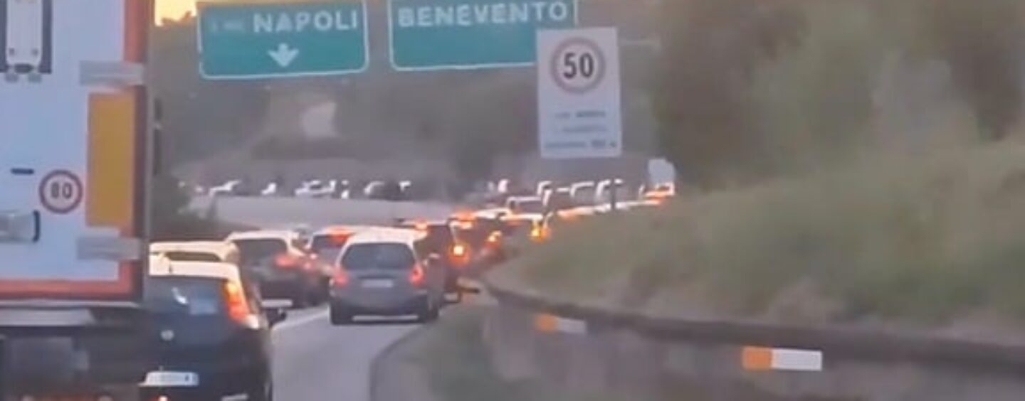 Caos infernale nel tratto irpino dell’autostrada Napoli Bari, file chilometriche quotidiane/VIDEO