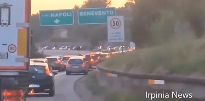 Caos infernale nel tratto irpino dell’autostrada Napoli Bari, file chilometriche quotidiane/VIDEO