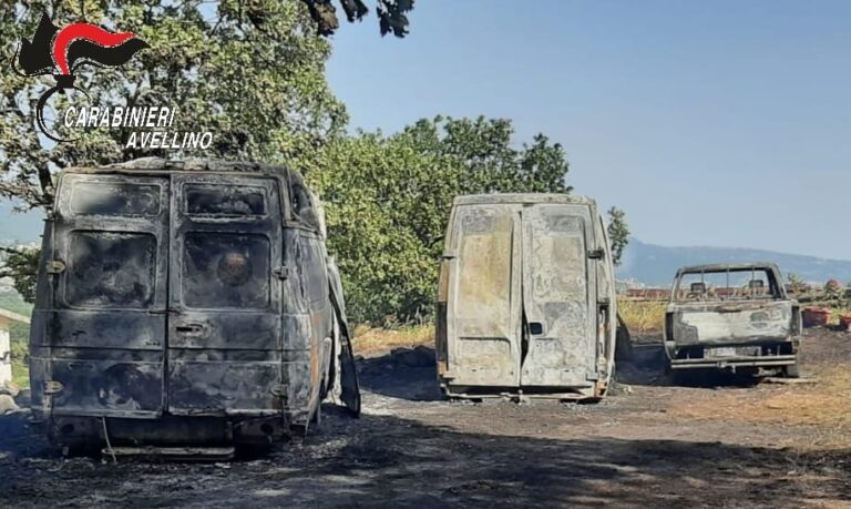 Bagnoli Irpino, in fiamme un terreno: due furgoni e un pick-up bruciati