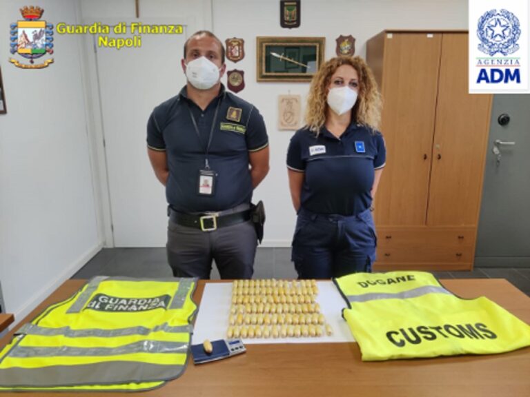 VIDEO / Narcotraffico all’aeroporto di Capodichino, arrestato un congolese “ovulatore”: sequestrati 1,5 Kg di cocaina