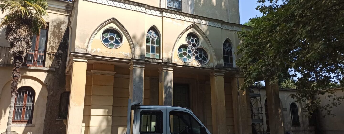 FOTO / La Chiesa dei Liguorini verso la rinascita. I residenti al Vescovo: “Solo Lei poteva riuscirci: la politica pensa di più ai propri interessi”