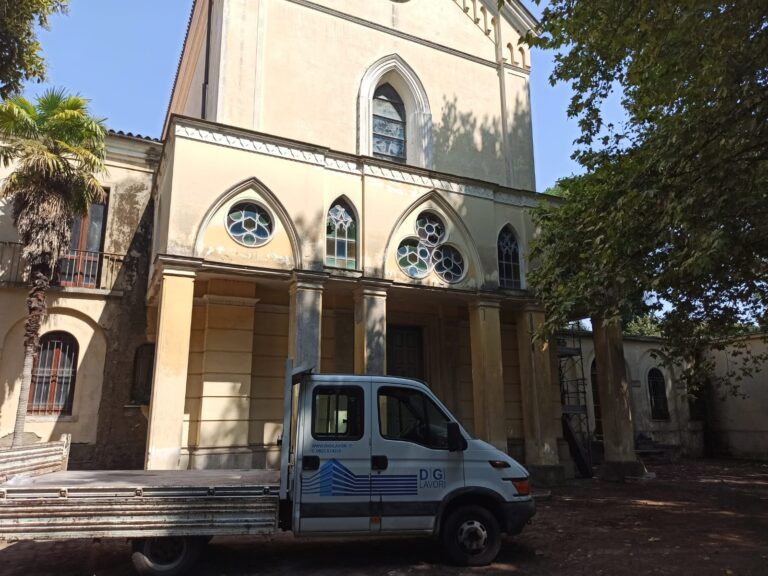 FOTO / La Chiesa dei Liguorini verso la rinascita. I residenti al Vescovo: “Solo Lei poteva riuscirci: la politica pensa di più ai propri interessi”