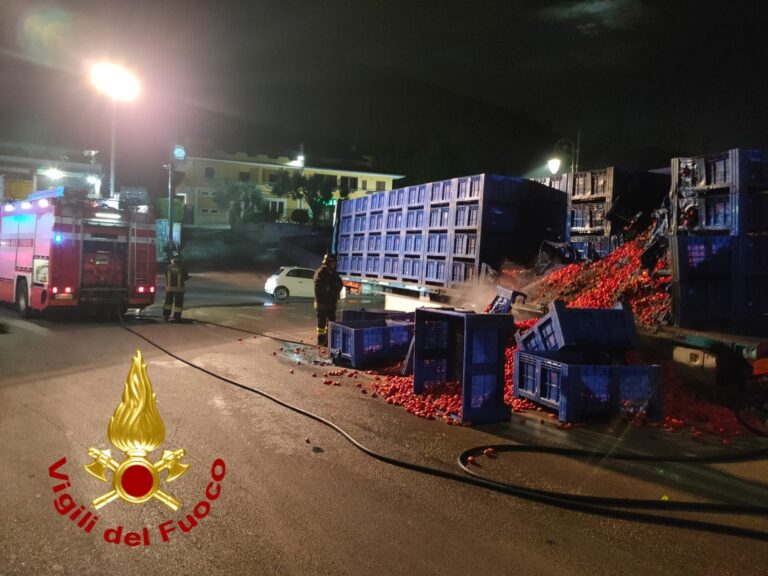 FOTO E VIDEO / Autoarticolato in fiamme sull’Avellino-Salerno, impegnate due squadre dei vigili del fuoco