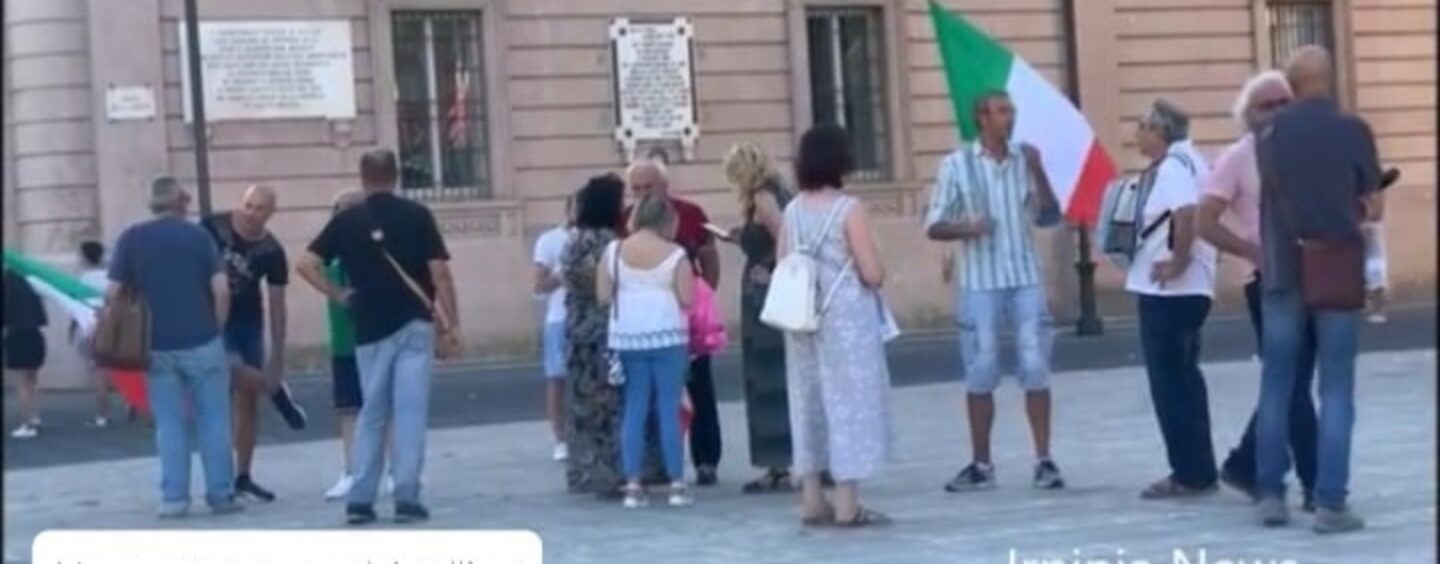 Avellino, i No green pass tornano in piazza: “No alle restrizioni e no ai vaccini, non siamo cavie”/VIDEO