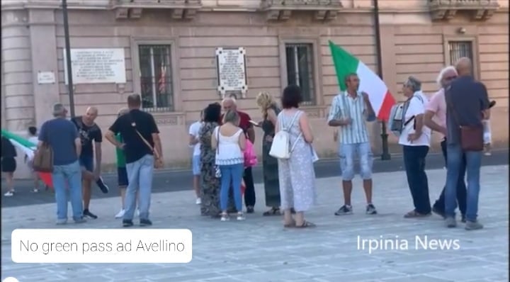Avellino, i No green pass tornano in piazza: “No alle restrizioni e no ai vaccini, non siamo cavie”/VIDEO