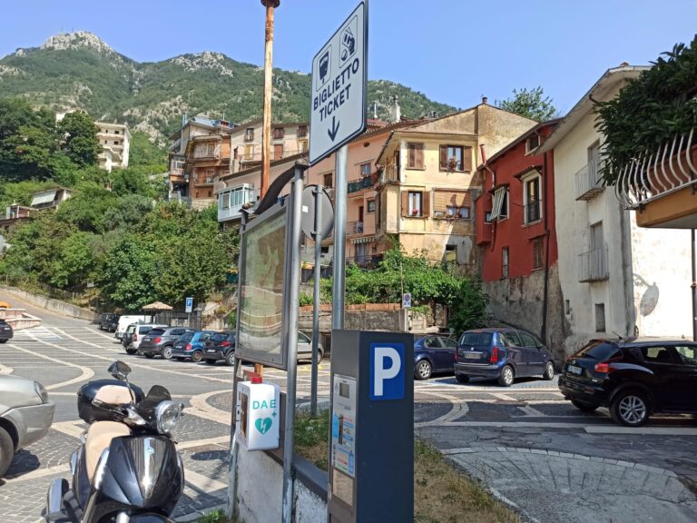 FOTO E VIDEO / Mercogliano dichiara guerra al parcheggio selvaggio