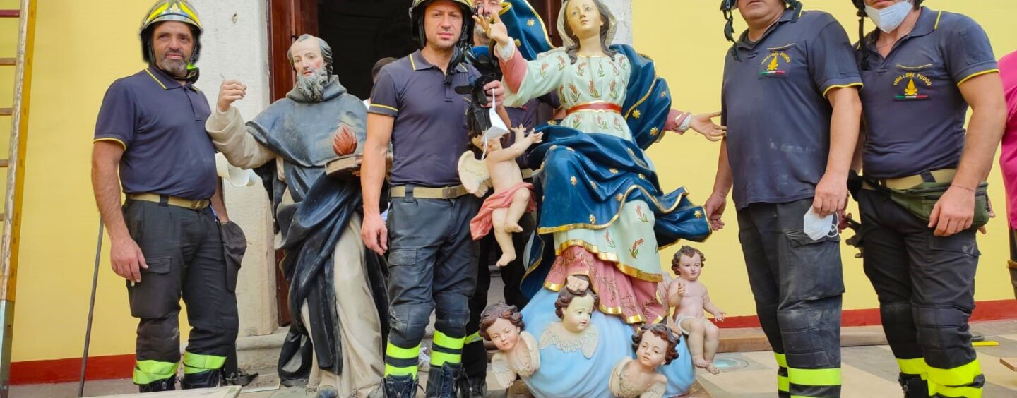 FOTO / Taurano, crolla il soffitto ligneo della Chiesa: i vigili del fuoco portano in salvo le statue