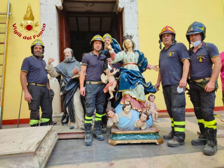 FOTO / Taurano, crolla il soffitto ligneo della Chiesa: i vigili del fuoco portano in salvo le statue