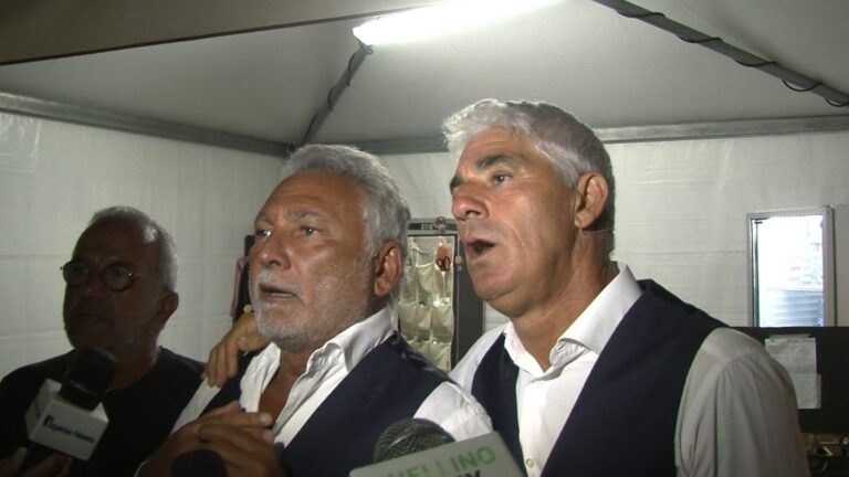 FOTO E VIDEO / Che trio quei tre. De Martino, Izzo e Paolantoni regalano emozioni: “La gente ha bisogno di ridere”