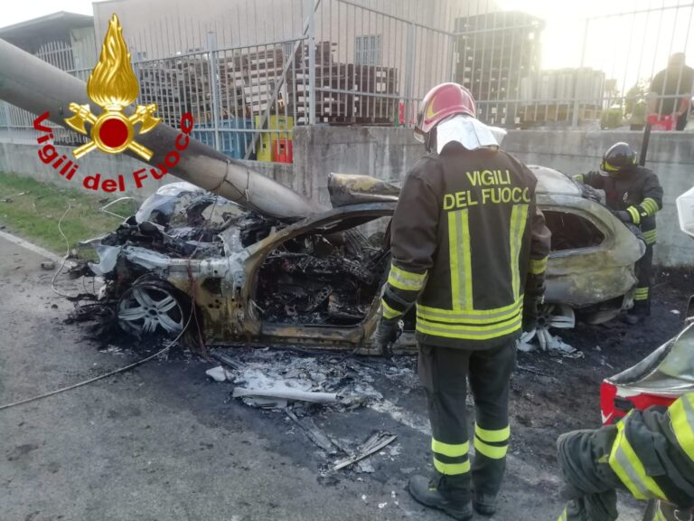 FOTO / Venticano, auto dopo incidente prende fuoco: 27enne in ospedale