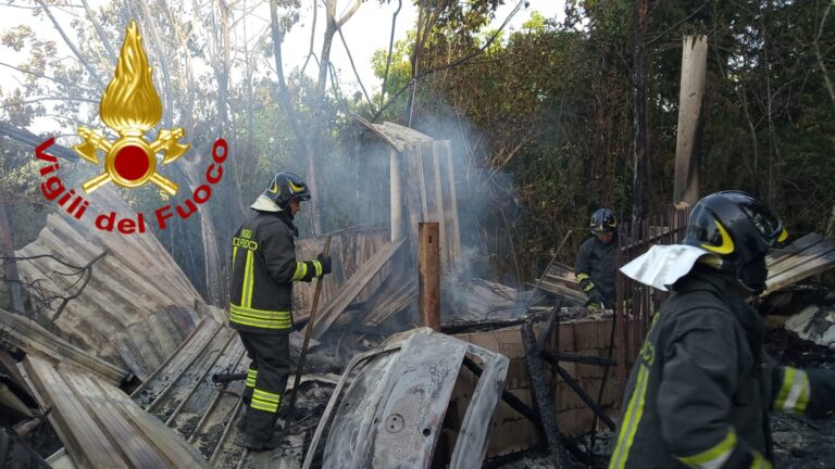 FOTO / Grottaminarda, casolare abbandonato in fiamme: ore di lavoro per tre squadre di pomperi