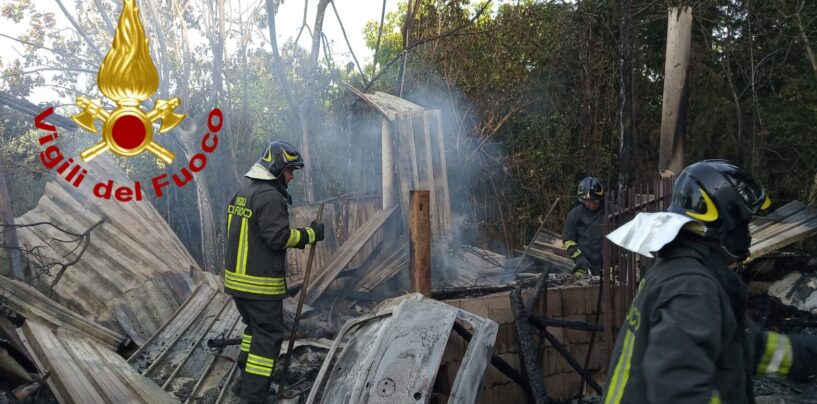 FOTO / Grottaminarda, casolare abbandonato in fiamme: ore di lavoro per tre squadre di pomperi